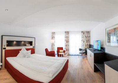 Juniorsuite mit rotem großen Bett