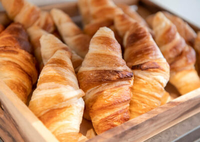 Croissants in einer Kiste