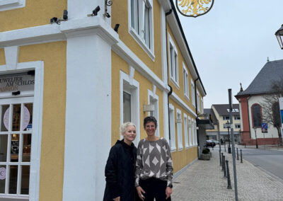 Bild von 2 Frauen vor dem Hotel
